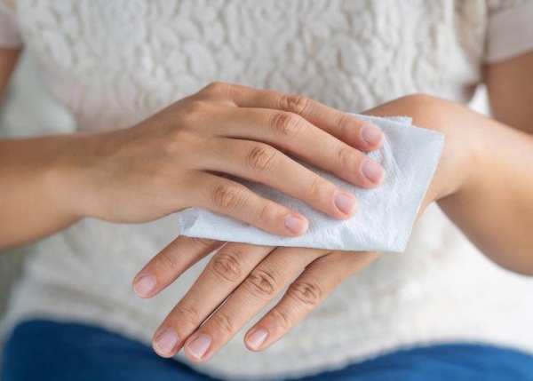 被丈夫指使拿纸巾 妻子“就地取材” 瞬间成为“家庭创意达人”！