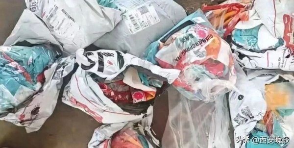 一学校学生网购演出服7天后集体退款，校方称已督促退演出服学生结清货款